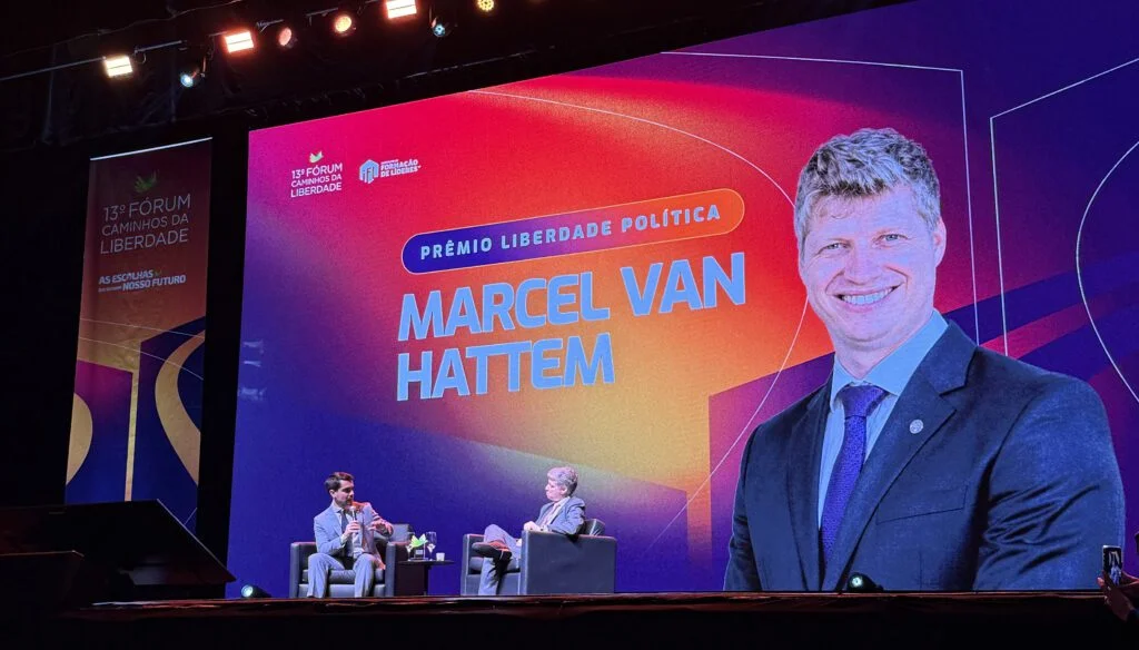 Marcel van Hattem recebe Prêmio Liberdade Política no 13º Fórum Caminhos da Liberdade